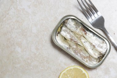 Açık sardalya tenekesinin genel manzarası, günlük protein alımının büyük kaynağı.