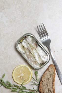 Açık sardalya tenekesinin genel manzarası, günlük protein alımının büyük kaynağı.