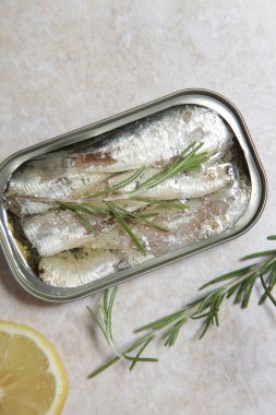 Açık sardalya tenekesinin genel manzarası, günlük protein alımının büyük kaynağı.