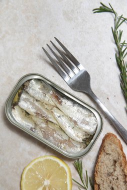 Açık sardalya tenekesinin genel manzarası, günlük protein alımının büyük kaynağı.