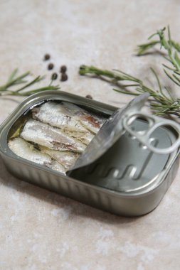 Açık sardalya tenekesinin genel manzarası, günlük protein alımının büyük kaynağı.