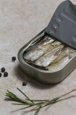 Açık sardalya tenekesinin genel manzarası, günlük protein alımının büyük kaynağı.