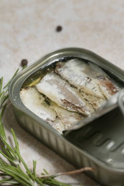 Açık sardalya tenekesinin genel manzarası, günlük protein alımının büyük kaynağı.