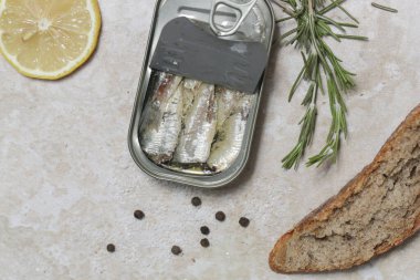 Açık sardalya tenekesinin genel manzarası, günlük protein alımının büyük kaynağı.