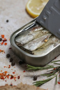 Açık sardalya tenekesinin genel manzarası, günlük protein alımının büyük kaynağı.
