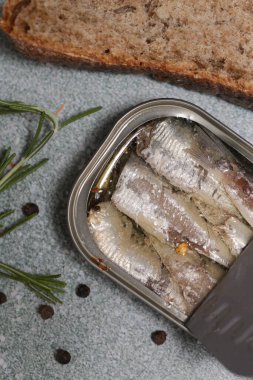 Açık sardalya tenekesinin genel manzarası, günlük protein alımının büyük kaynağı.