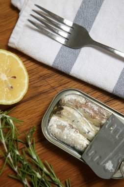 Açık sardalya tenekesinin genel manzarası, günlük protein alımının büyük kaynağı.