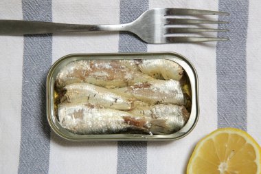 Açık sardalya tenekesinin genel manzarası, günlük protein alımının büyük kaynağı.