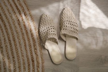 El yapımı rafya katırları. Etik açıdan sürdürülebilir bir çift terlik. Sorumlu kaynak ayakkabılar ve çevre dostu malzemeler.