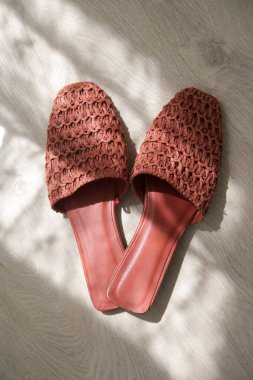 El yapımı rafya katırları. Etik açıdan sürdürülebilir bir çift terlik. Sorumlu kaynak ayakkabılar ve çevre dostu malzemeler.