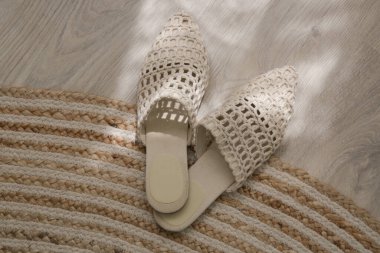 El yapımı rafya katırları. Etik açıdan sürdürülebilir bir çift terlik. Sorumlu kaynak ayakkabılar ve çevre dostu malzemeler.