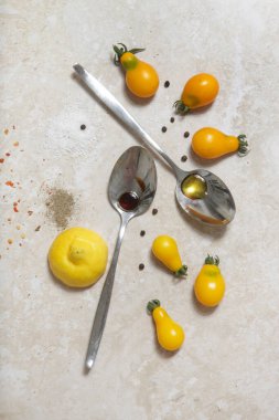 Yaz salatası malzemeleri - Taze toplanmış kiraz domatesleri, bir kaşık sirke ve zeytinyağı, tuz ve biber