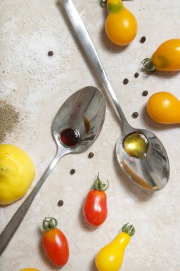 Yaz salatası malzemeleri - Taze toplanmış kiraz domatesleri, bir kaşık sirke ve zeytinyağı, tuz ve biber