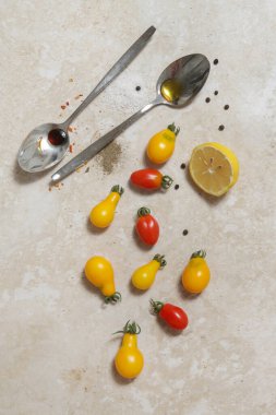 Yaz salatası malzemeleri - Taze toplanmış kiraz domatesleri, bir kaşık sirke ve zeytinyağı, tuz ve biber