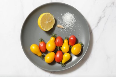 Tabakta taze toplanmış vişneli domateslerin masa üstü görüntüsü