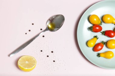 Taze biçilmiş kiraz domatesleri ve bir kaşık zeytinyağı..