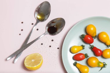 Yaz salatası malzemeleri - Taze toplanmış kiraz domatesleri, bir kaşık sirke ve zeytinyağı, tuz ve biber