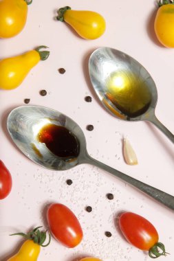 Yaz salatası malzemeleri - Taze toplanmış kiraz domatesleri, bir kaşık sirke ve zeytinyağı, tuz ve biber