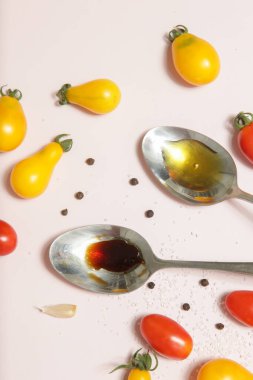 Yaz salatası malzemeleri - Taze toplanmış kiraz domatesleri, bir kaşık sirke ve zeytinyağı, tuz ve biber