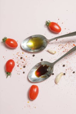 Yaz salatası malzemeleri - Taze toplanmış kiraz domatesleri, bir kaşık sirke ve zeytinyağı, tuz ve biber