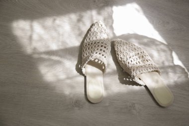 El yapımı rafya katırları. Etik açıdan sürdürülebilir bir çift terlik. Sorumlu kaynak ayakkabılar ve çevre dostu malzemeler.