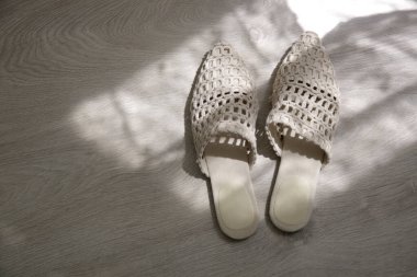 El yapımı rafya katırları. Etik açıdan sürdürülebilir bir çift terlik. Sorumlu kaynak ayakkabılar ve çevre dostu malzemeler.