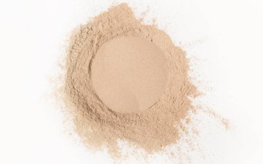 Beyaz arka planda izole edilmiş protein tozu. Besin takviyesi, diyet, önleyici sağlık ve sağlıklı yaşam tarzı kavramı.