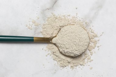 Beyaz toz kaşıkta. Kolajen protein tozu veya buğday unu. Besin takviyesi, diyet, detoks, önleyici sağlık ve sağlıklı yaşam tarzı kavramı.