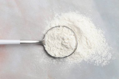 Beyaz toz kaşıkta. Kolajen protein tozu veya buğday unu. Besin takviyesi, diyet, detoks, önleyici sağlık ve sağlıklı yaşam tarzı kavramı.