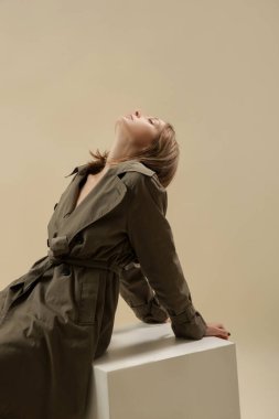 Klasik yeşil trençkotlu kadın resimleri serisi, klasik sonbahar moda ürünü..