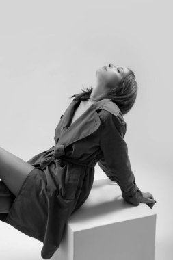 Klasik yeşil trençkotlu kadın resimleri serisi, klasik sonbahar moda ürünü..