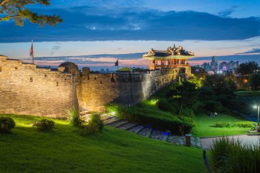 Hwaseong Kalesindeki eski şehir duvarı, Kore 'nin geleneksel mimarisi Suwon, Güney Kore.