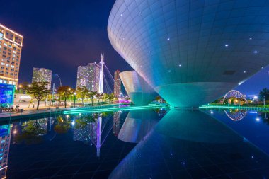 Incheon, Güney Kore - 10 Ekim 2020: Songdo, Incheon, Güney Kore 'deki Central Park' taki Tri-Bowl Binası.