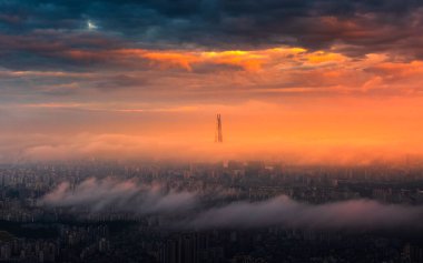 Seul 'un gün batımındaki güzelliği sisle kaplıydı, Seul, Kore.