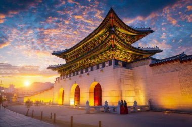 Gün batımında Gyeongbokgung Sarayı çok güzeldir, Seul, Güney Kore.