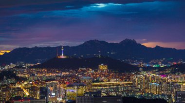 Seul şehrinin ufuk çizgisi ve şehir merkezi ve geceleri gökdelen manzarası Güney Kore 'nin en güzel ve en güzel manzarasıdır.. 