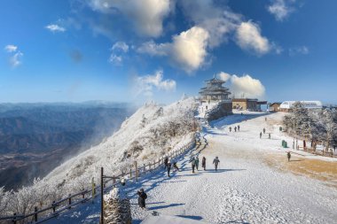 Kore Kış ve Turistler Deogyusan Dağı 'nın tepesinde Muju, Güney Kore yakınlarındaki Deogyusan Ulusal Parkı' nda.