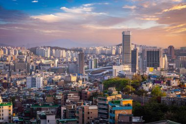 Güney Kore Dongdaemun bölgesindeki Seul ve gökdelenler..