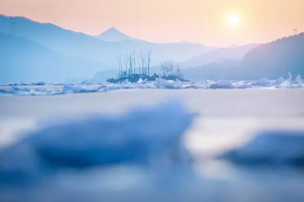 韩寒湖于冬季日出时分在南韩阳平都木里结冰 — 图库照片