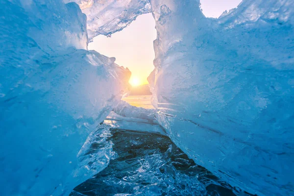 韩寒湖于冬季日出时分在南韩阳平都木里结冰 — 图库照片