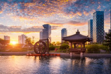 Kore 'de gün batımı, Songdo Bölgesi Songdo Central Park, Incheon Güney Kore.