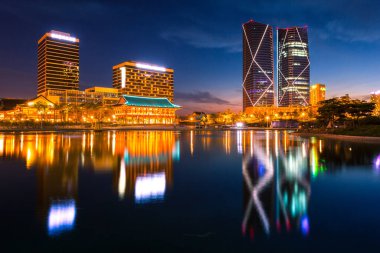 Songdo Bölgesi, Incheon, Güney Kore 'deki Songdo Central Park' ta yaz manzarası.