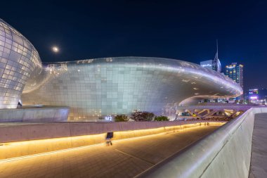 Gece Seul şehri ve Dongdaemun bölgesinde gökdelenler, Seul, Güney Kore.