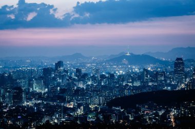 Seul şehrinin ufuk çizgisi ve gökdelenleri gece Gangnam bölgesinde Seul manzarası arka planda Namsan Dağı var, Güney Kore.