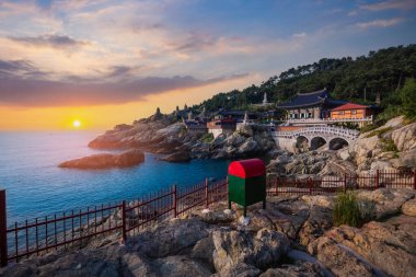 Busan manzarası Busan, Güney Kore 'deki Haedong Yonggungsa Tapınağı.