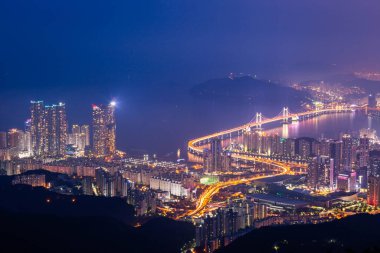 Busan şehri ve Haeundae bölgesindeki gökdelenler, Gwangan Köprüsü, gökdelenler ve Busan denizi, Busan Güney Kore.