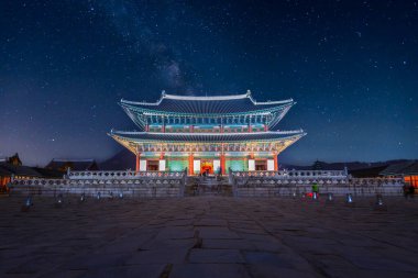 Gyeongbokgung Sarayı 'nın arka planında Samanyolu, Güney Kore.