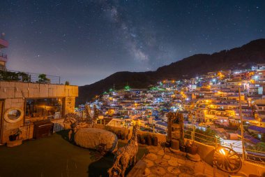Busan 'daki Gamcheon Kültür Köyü ve arka planda Samanyolu, Busan, Güney Kore.