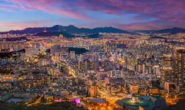 Seul şehrinin gökdelenleri ve gökdelenleri. Arka planda Namsan Dağı ve Bukhansan, Seul, Güney Kore..