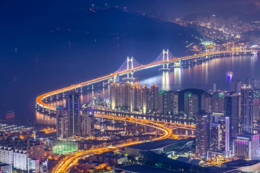 Busan şehri ve Haeundae bölgesindeki gökdelenler ve Gwangan Köprüsü, Busan Güney Kore.
